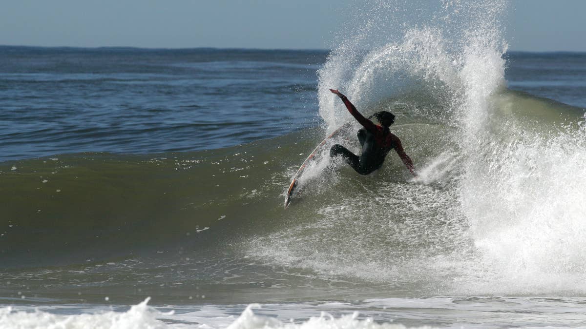 Uruguay surfer head between the waves
